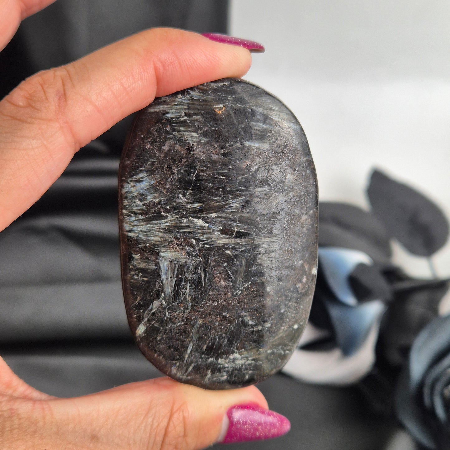 Garnet in Arfvedsonite palmstone 2