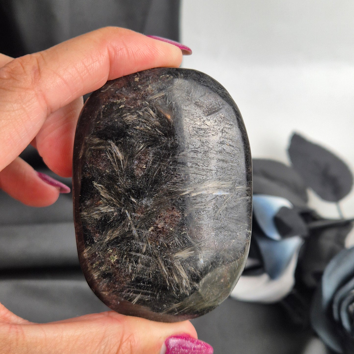 Garnet in arfvedsonite palmstone 4