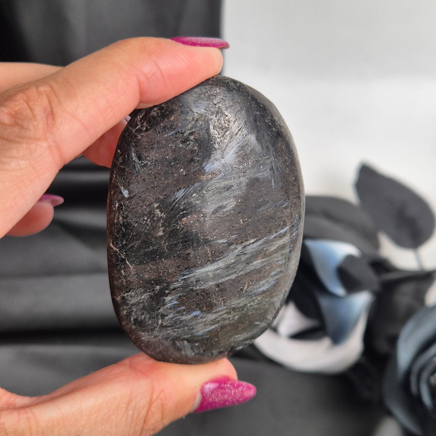 Garnet in arfvedsonite palmstone 5