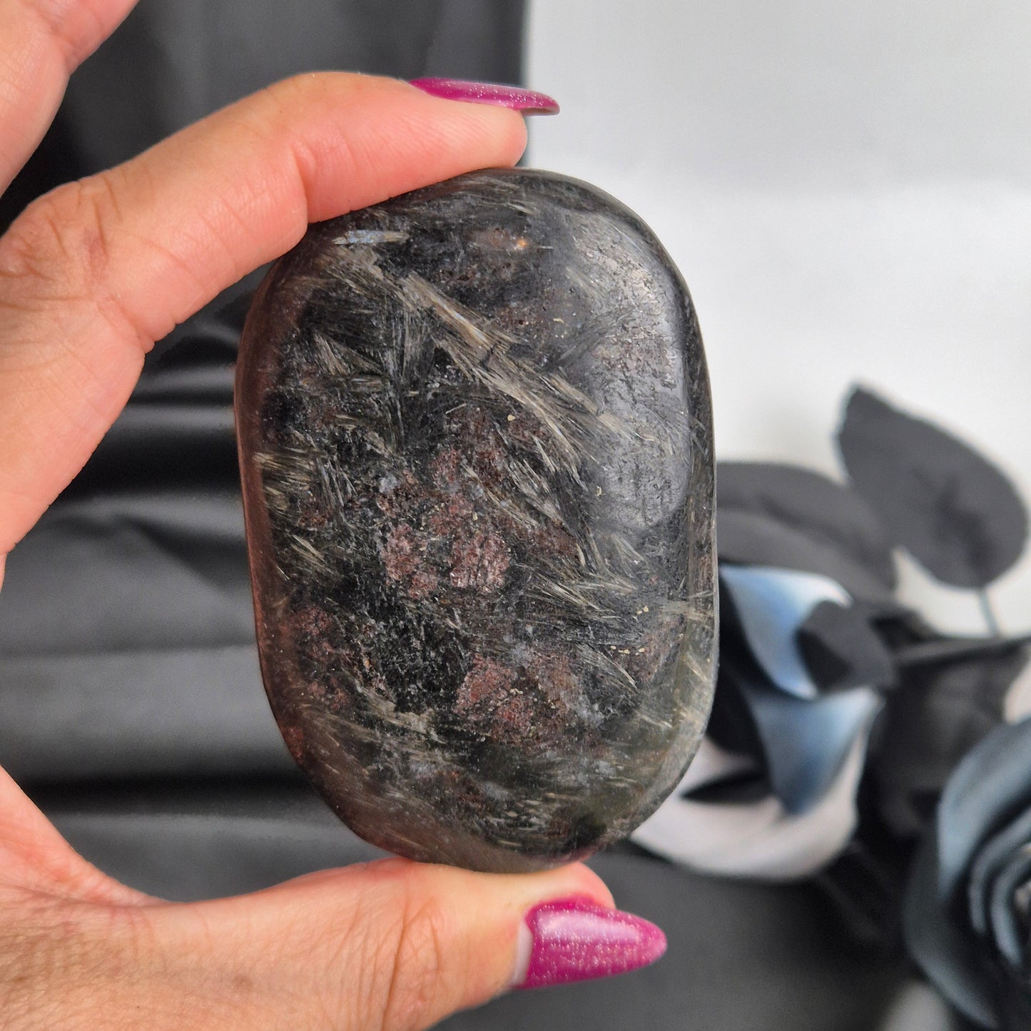 Garnet in arfvredsonite palmstone 8