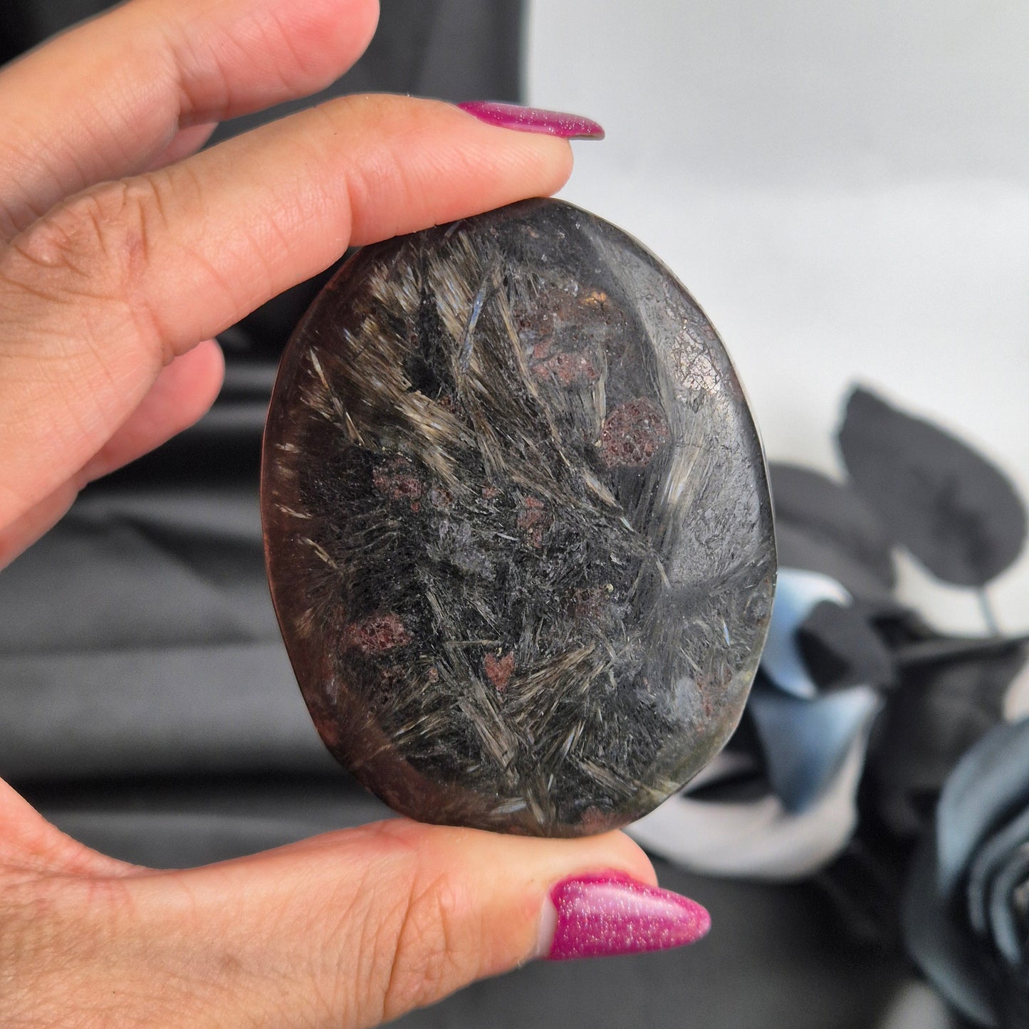 Garnet in arfvredsonite palmstone 9