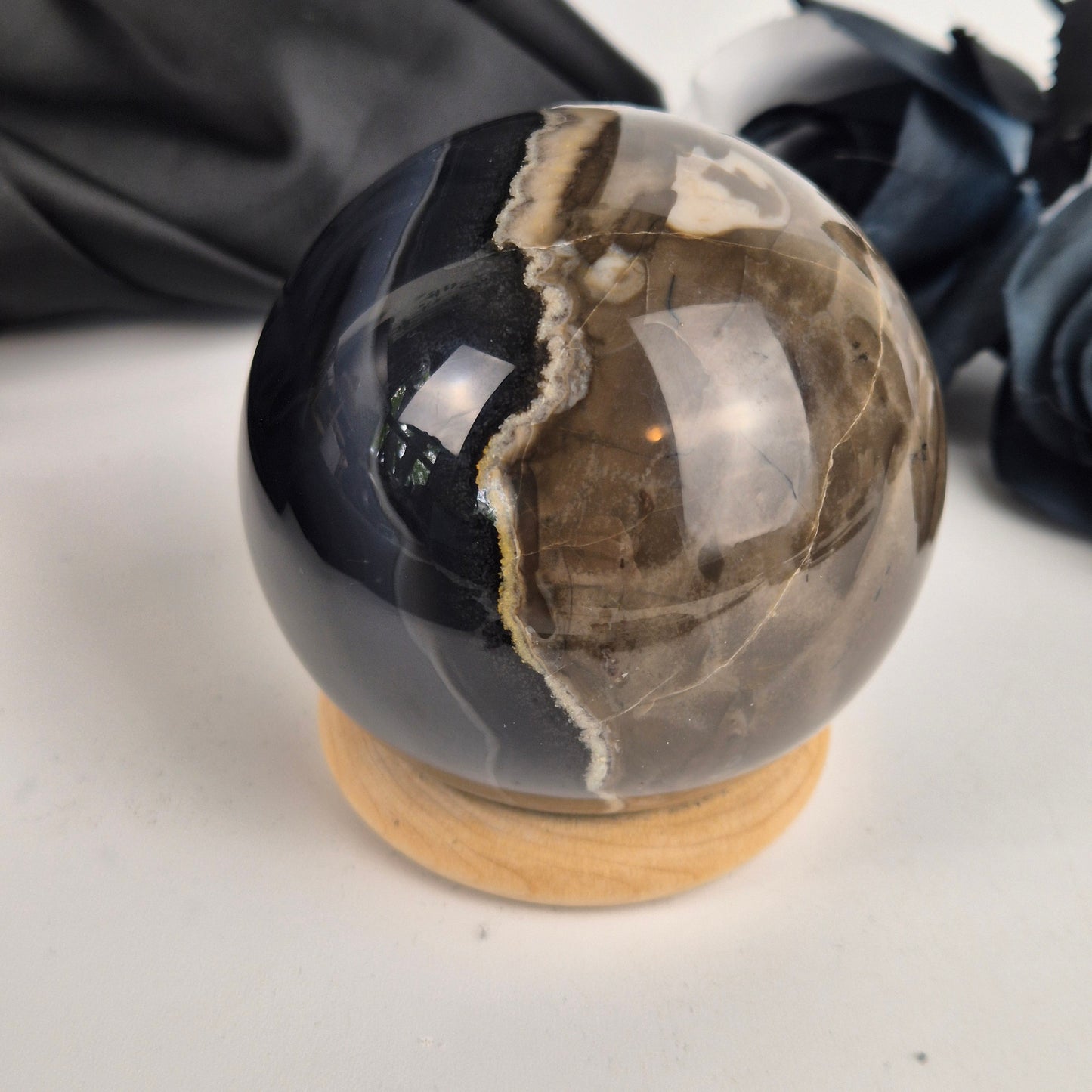 Vulcanic agate sphere 1