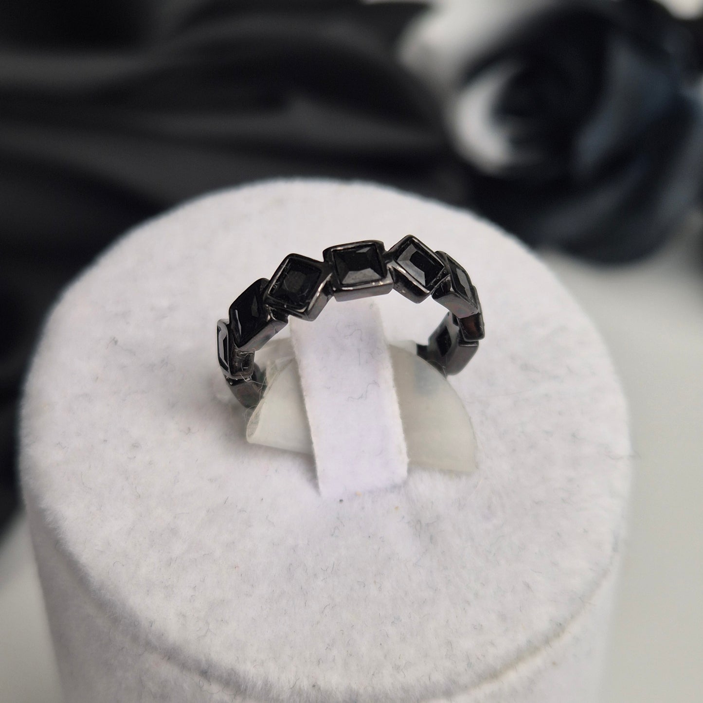 Black spinel ring