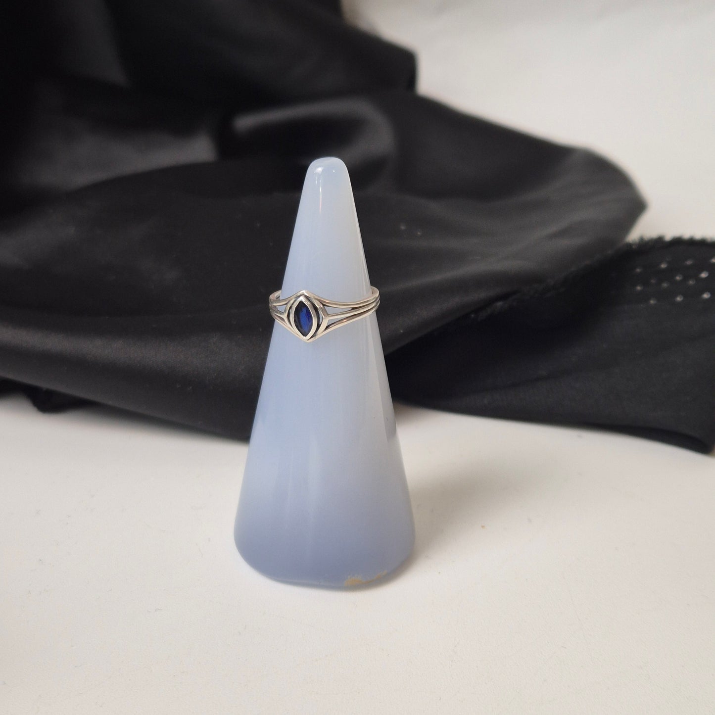 Blue chalcedony ringholder 415
