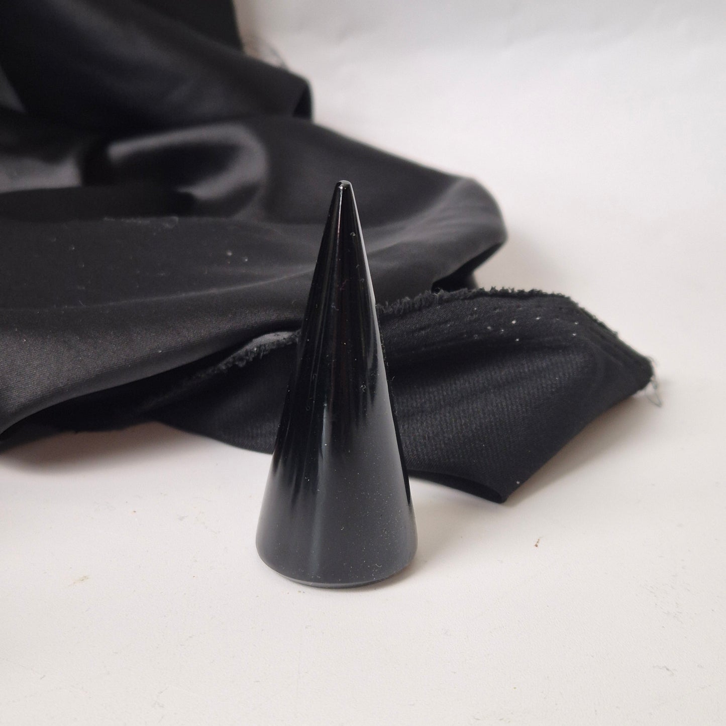 Black obsidian ringholder 48
