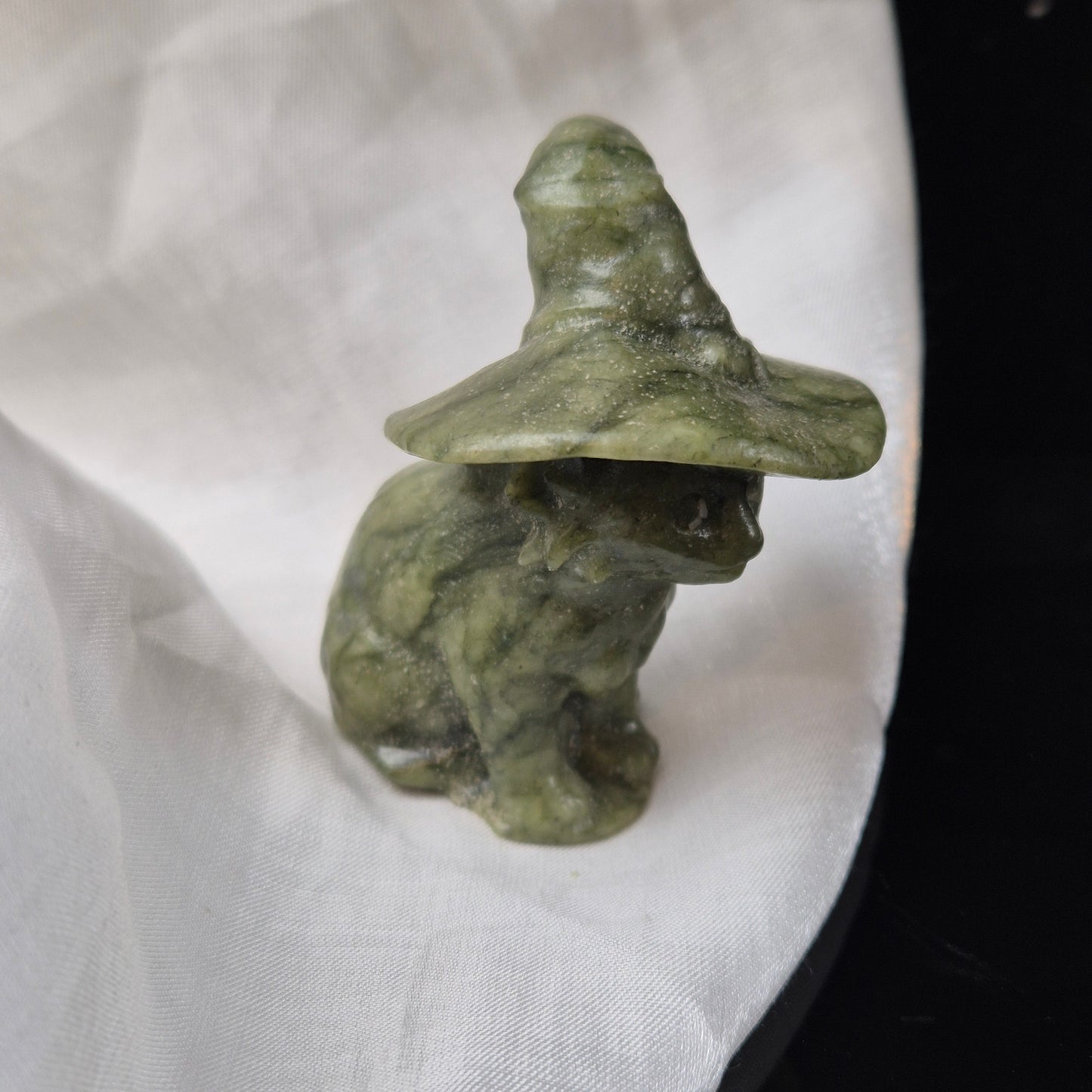 Nefrite jade witch cat