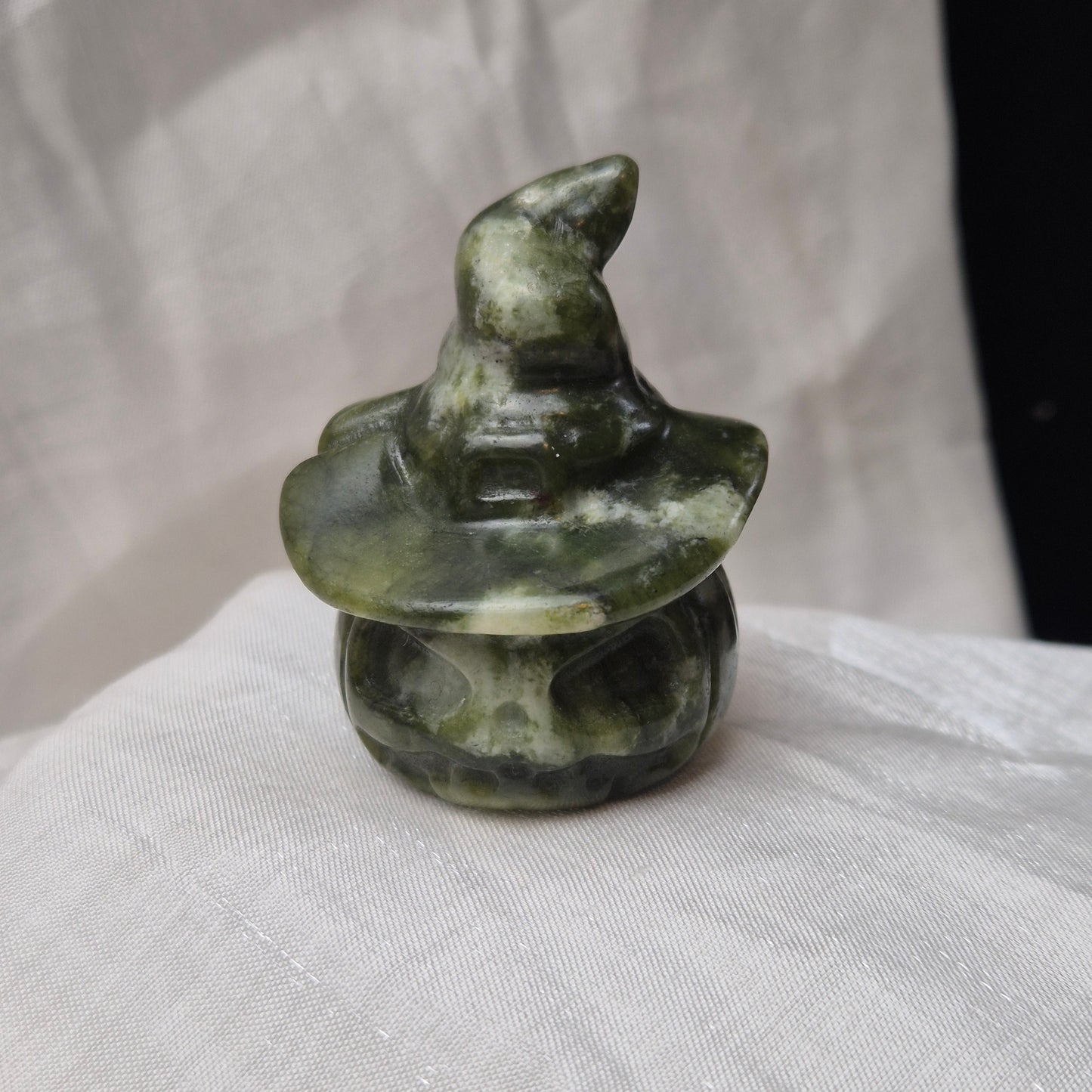 Nefrite jade witch pumpkin