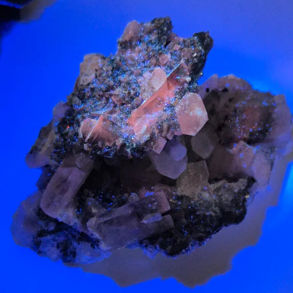 Calcite on black barite 4