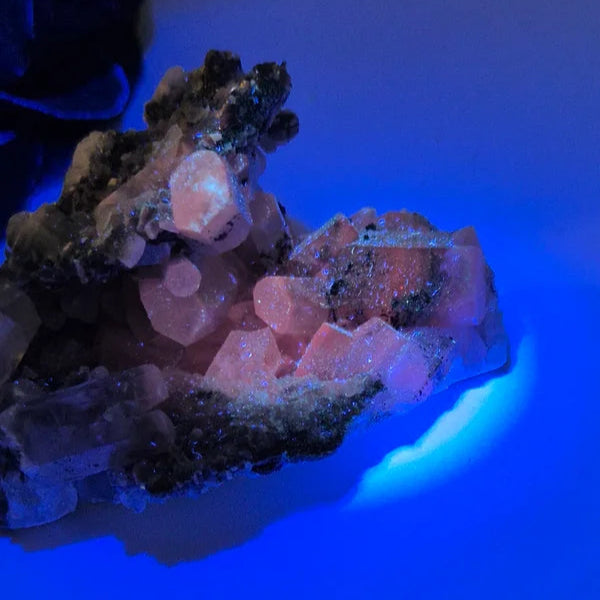 Calcite on black barite 4