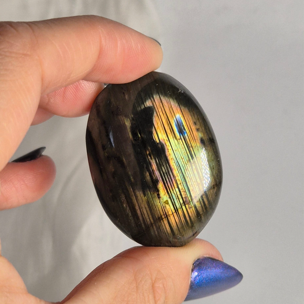 Dark Labradorite palmstone 1