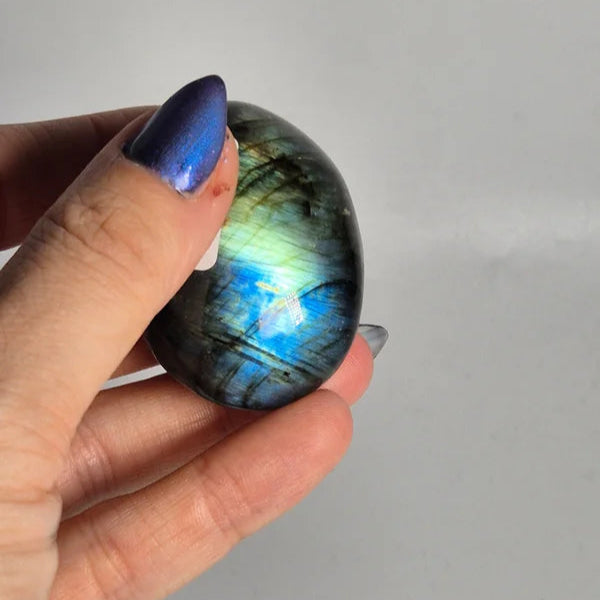 Dark Labradorite palmstone 18