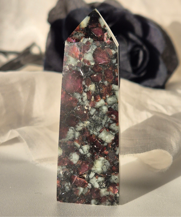 Norwegian eudialyte tower 8
