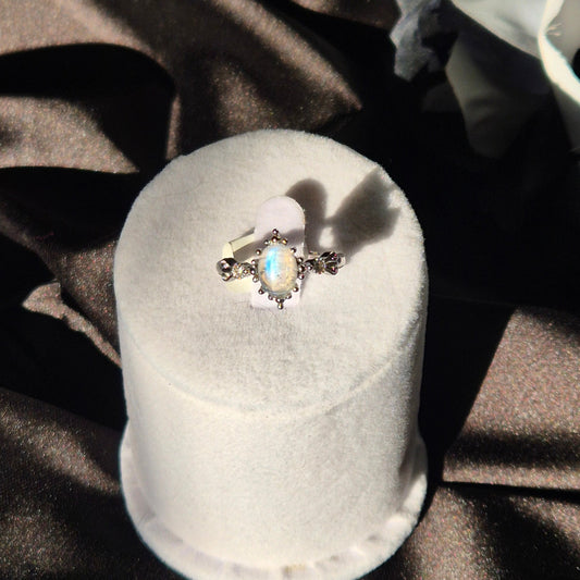 Moonstone ring "Fems" silver 2