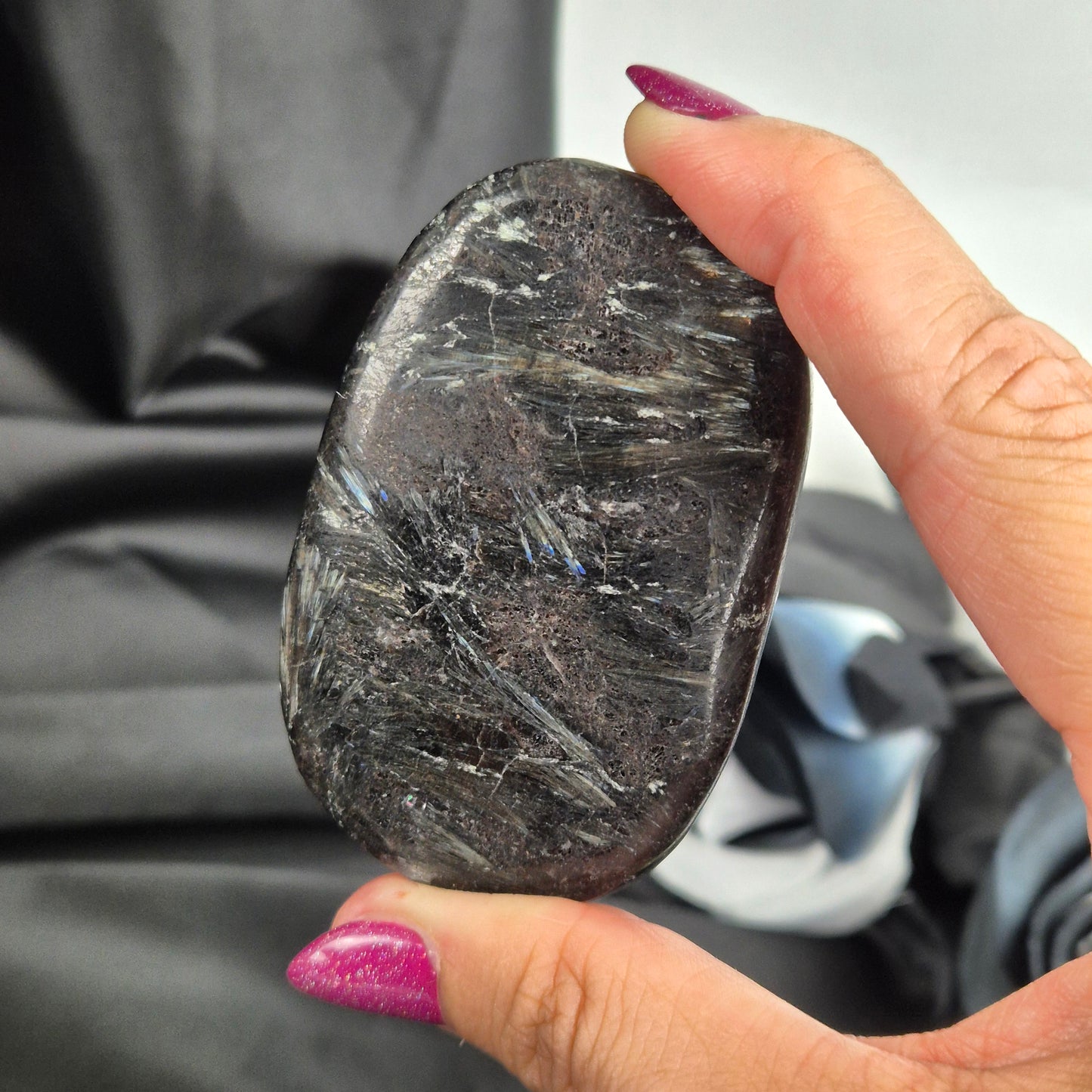 Garnet in arfvedsonite palmstone 1