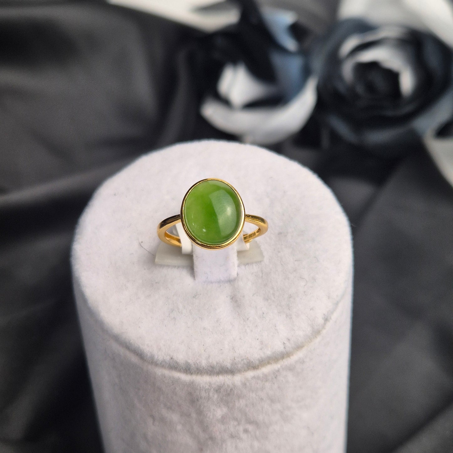 Green jadeite ring gold