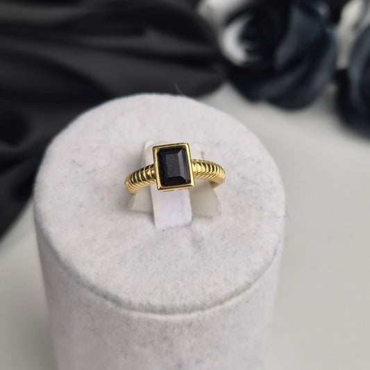 Blck spinel ring gold