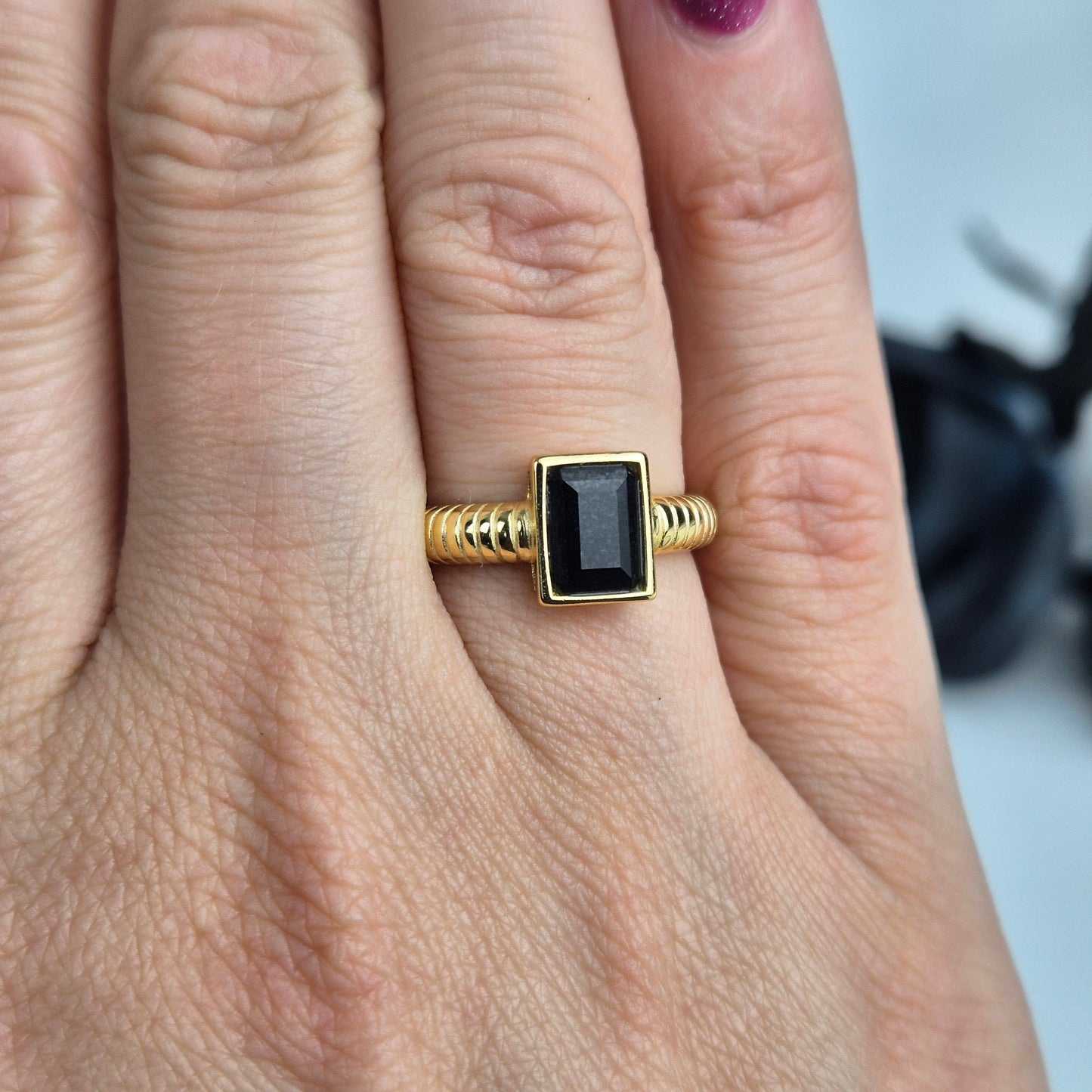 Blck spinel ring gold