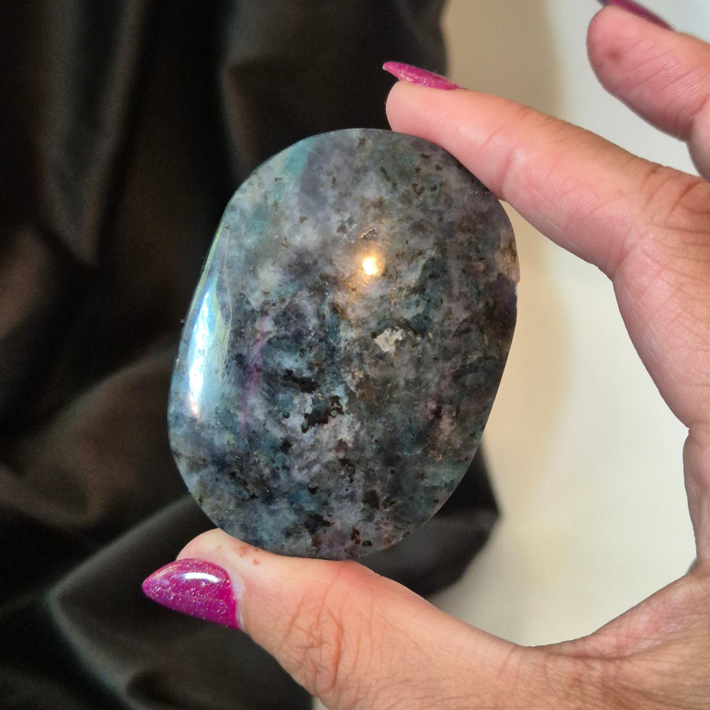 Iolite / emerald palmstone