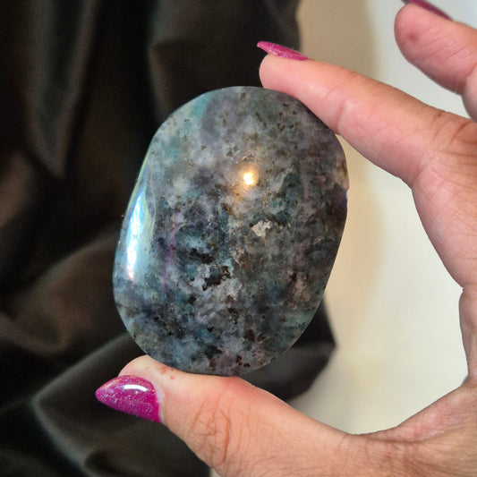 Iolite / emerald palmstone