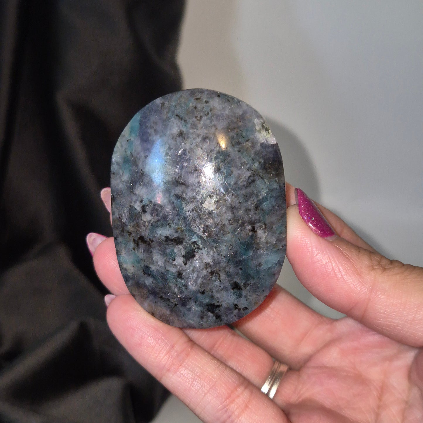 Iolite / emerald palmstone