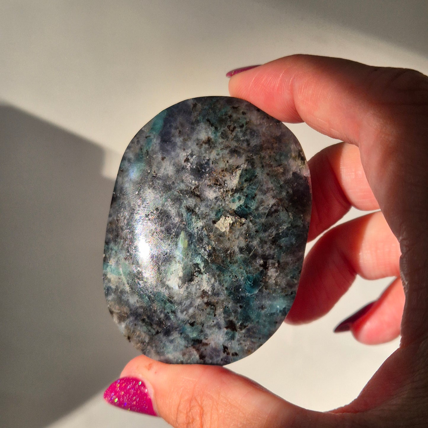 Iolite / emerald palmstone