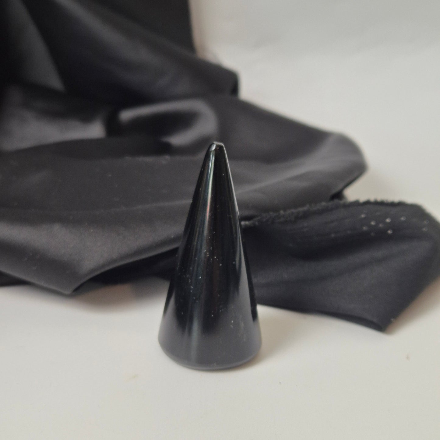 Black obsidian ringholder 40