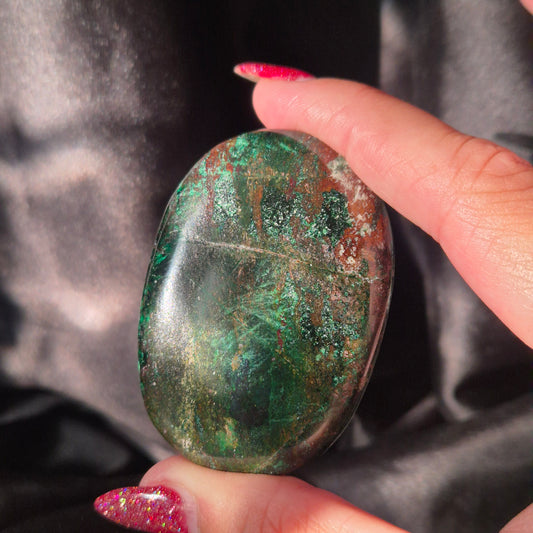Australian malachite / chrysocolla palm 185