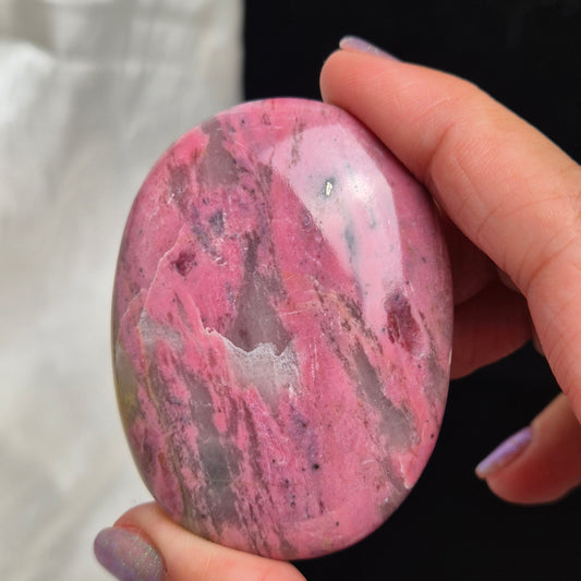 Bubblegum pink Rhodonite palmstone 3 (peru)