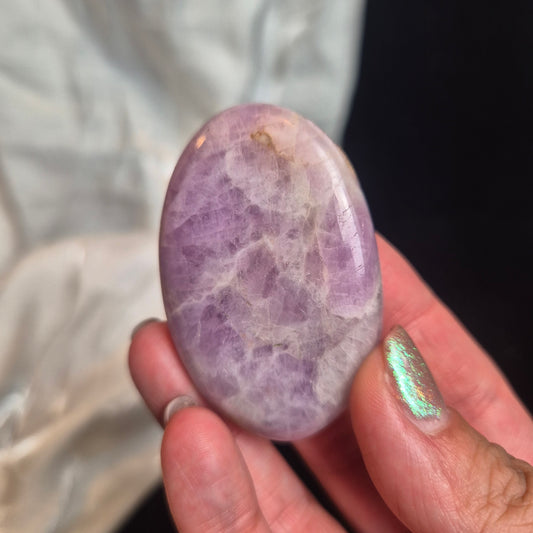 Kunzite palmstone 1