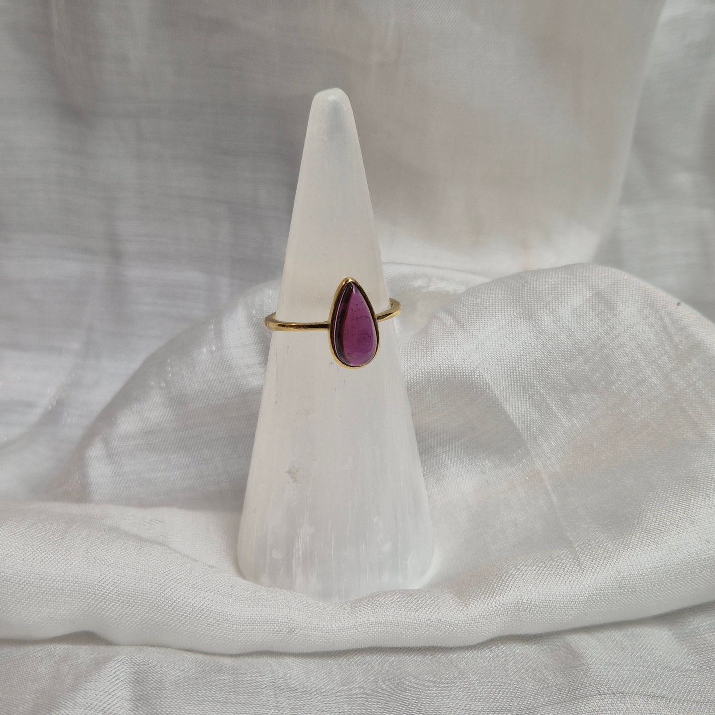 Rasberry garnet ring goldplated