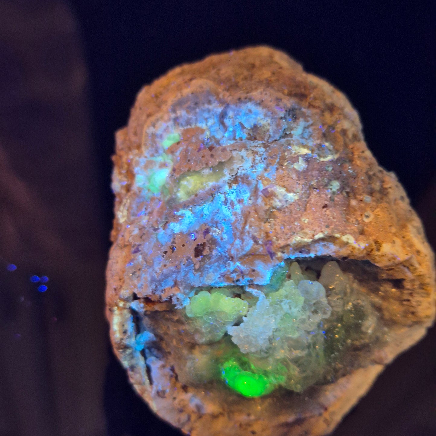 Hyalite opal 17