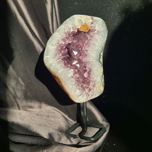 Amethist on stand 19