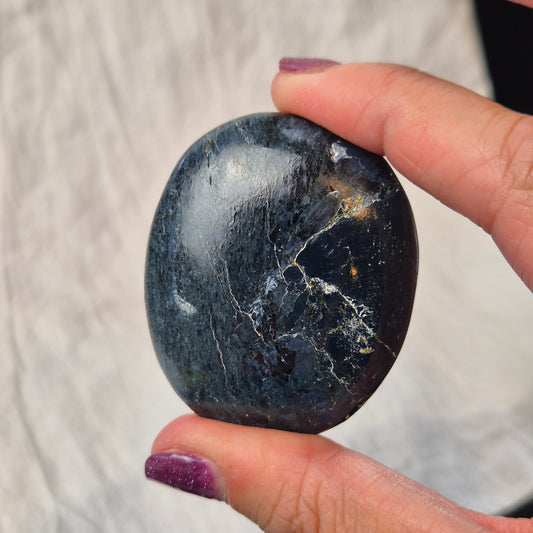 Rhodusite palmstone 8