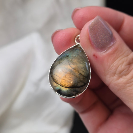 Labradorite pendant 2