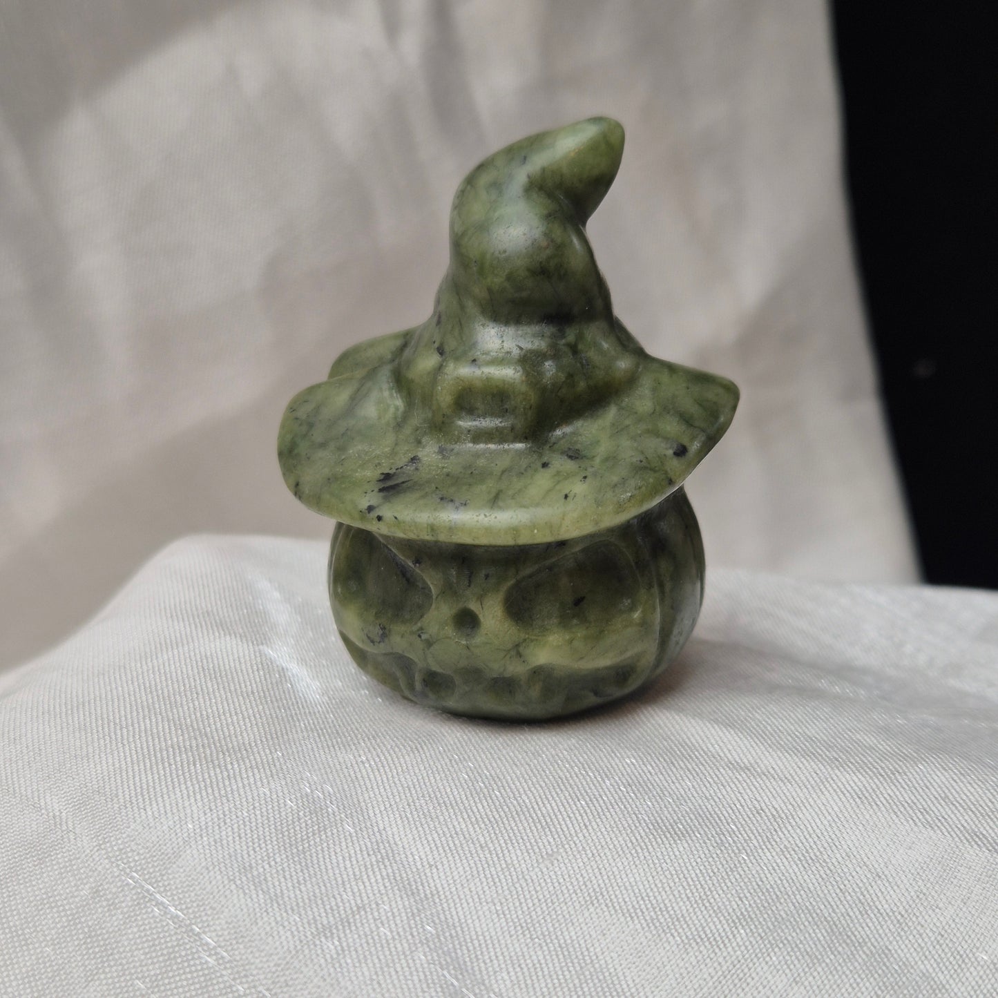 Nefrite jade witch pumpkin