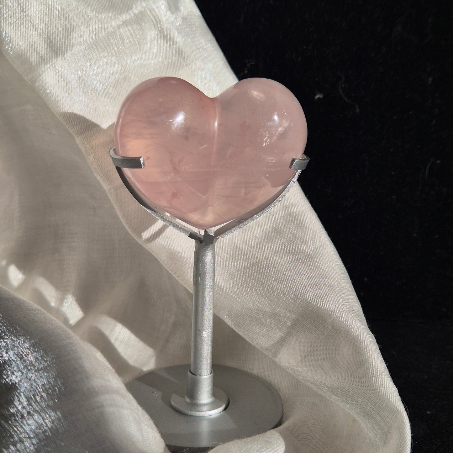 Rosequarts heart on stand 1