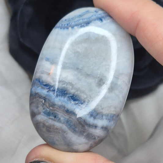 Blue Sheelite palmstone 17