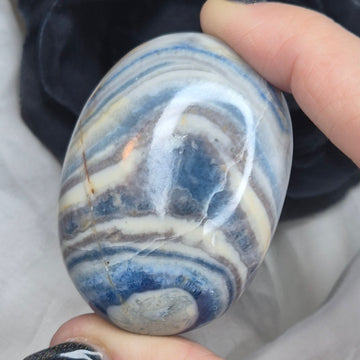 Blue Sheelite palmstone 15