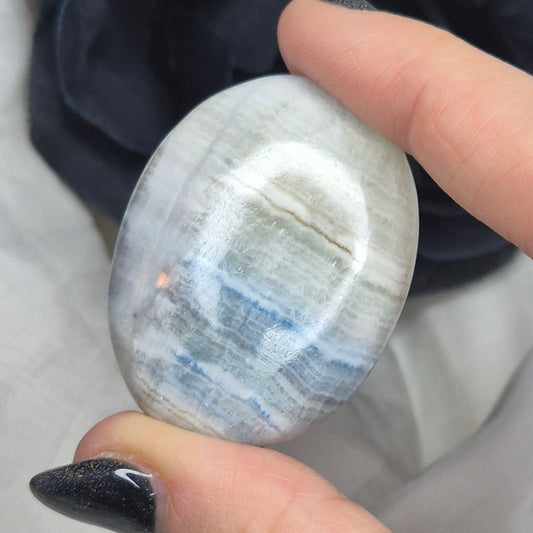 Blue Sheelite palmstone 18