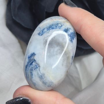 Blue Sheelite palmstone 19