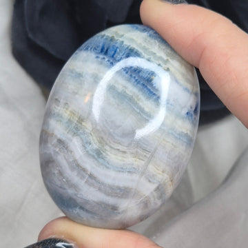 Blue Sheelite palmstone 14