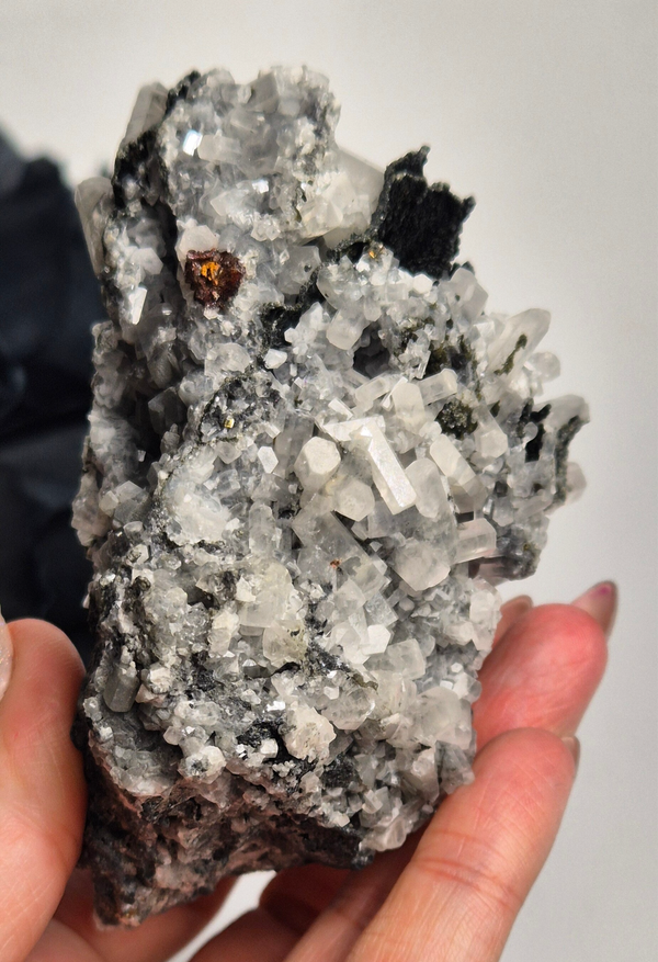 Calcite on black barite 5