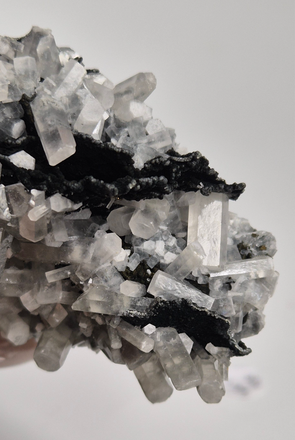 Calcite on black barite 5
