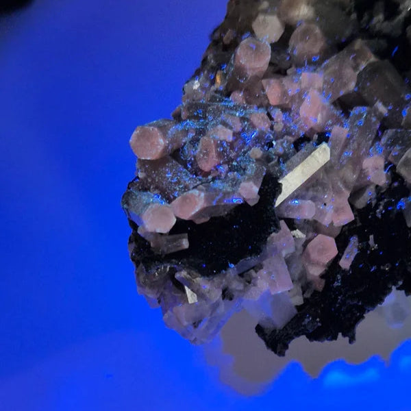 Calcite on black barite 5