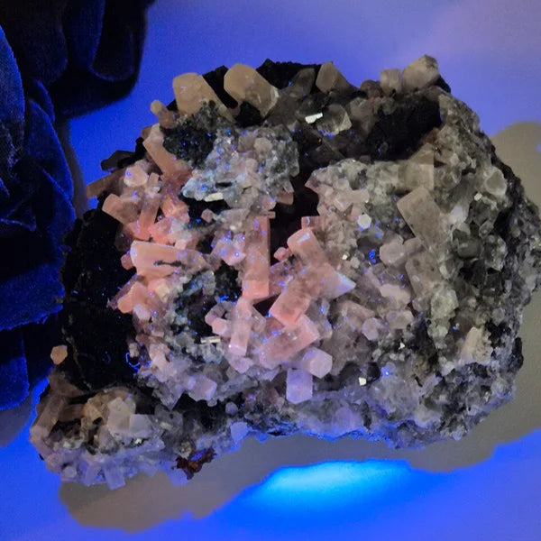 Calcite on black barite 5