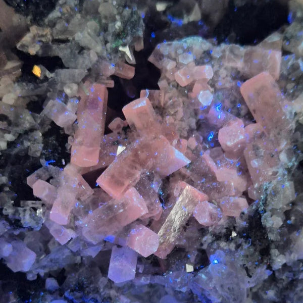 Calcite on black barite 5