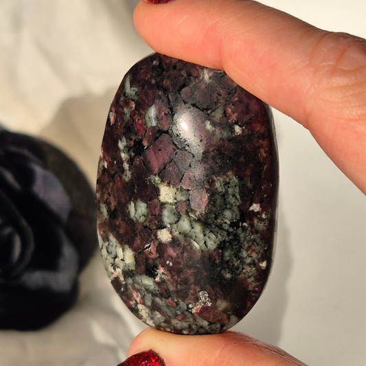 Norwegian Eudialyte palmstone 3