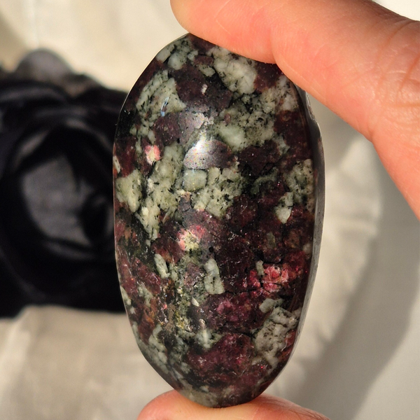 Norwegian Eudialyte palmstone 4