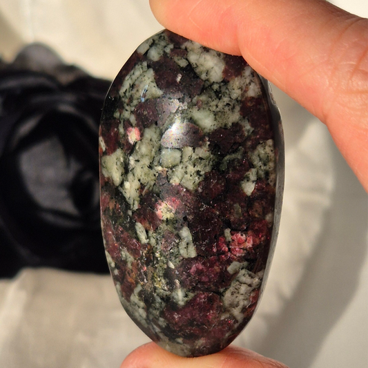 Norwegian Eudialyte palmstone 4