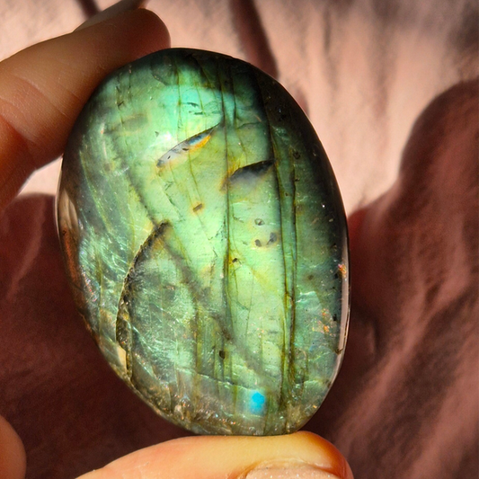 Labradorite palmstone 6